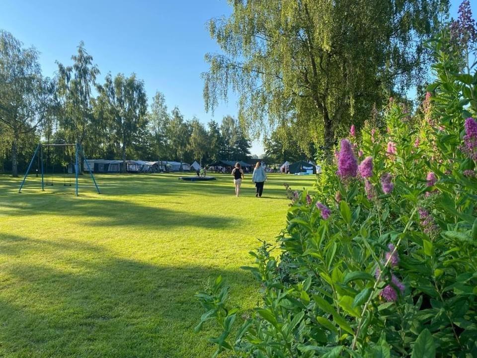 Pipowagens Bij Pannenkoekenrestaurant & Camping De Koppenjan 'Een Uniek Verblijf Met Kinderspeelboerderij' Jubbega-Schurega 外观 照片